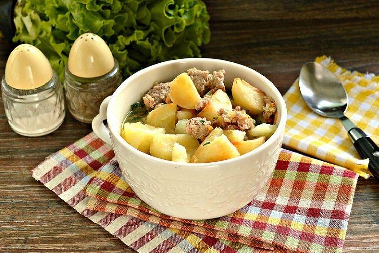 Pommes de terre cuites avec de la viande hachée