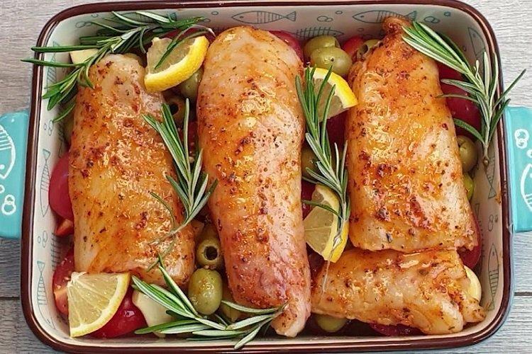 Saumon au four avec olives, citron et romarin