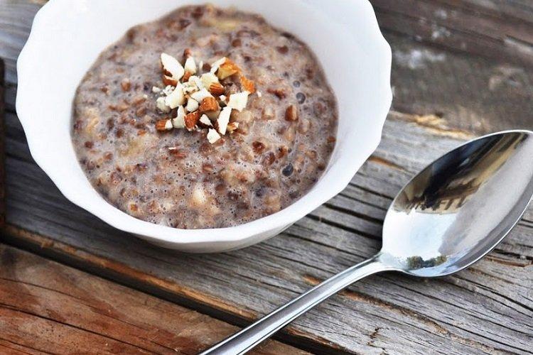 Bouillie de sarrasin au lait et aux noix