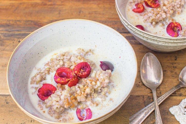 Bouillie de sarrasin aux fruits au lait