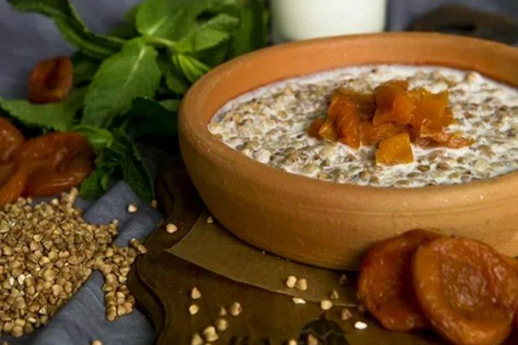 Bouillie de sarrasin aux abricots secs au lait