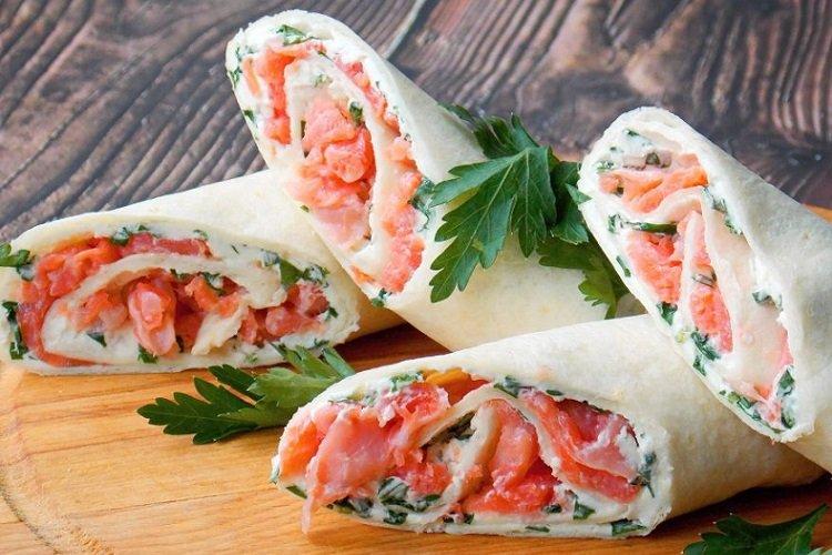 Rouleau de lavash au poisson rouge et oignons marinés