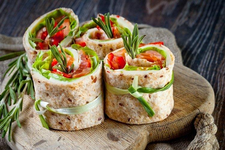 Poisson rouge aux poivrons et herbes dans du pain pita