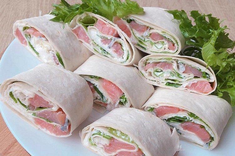 Rouleau de lavash au poisson rouge et cornichons