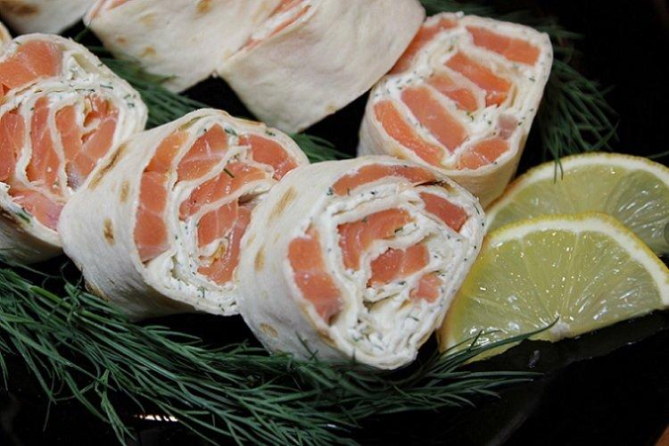 Poisson rouge au fromage blanc dans du pain pita