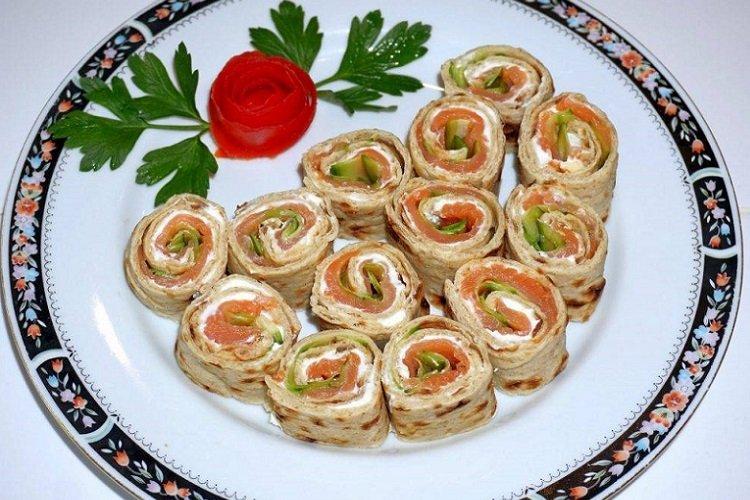 Rouleau de lavash au saumon, gingembre et fromage à la crème