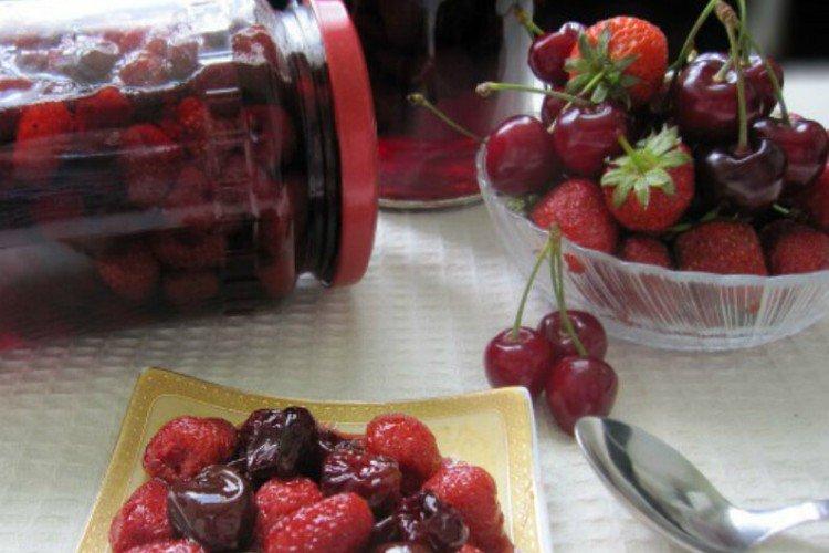 Confiture aux baies entières de fraises et de cerises
