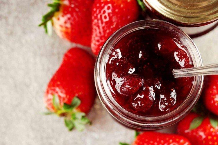 Confiture de fraises épaisse avec des baies entières