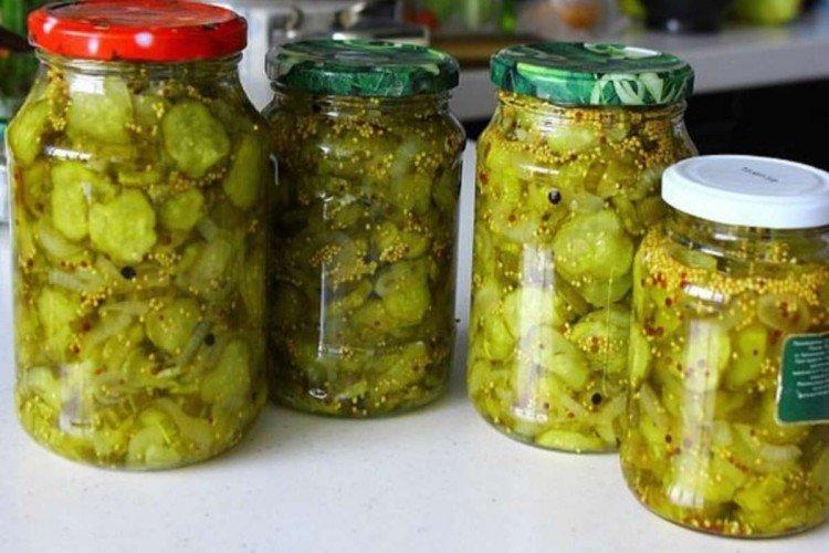 Salade de concombre à la moutarde pour l'hiver