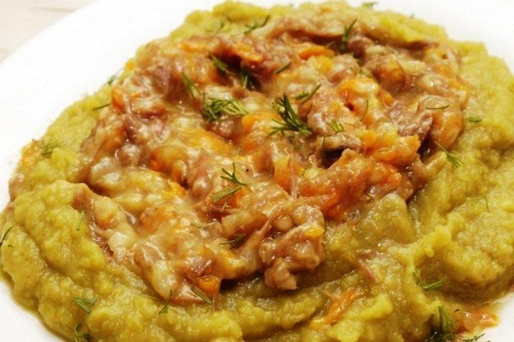 Bouillie de pois avec de la viande hachée