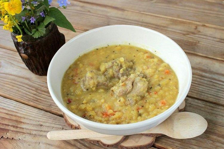 Bouillie de pois avec du porc