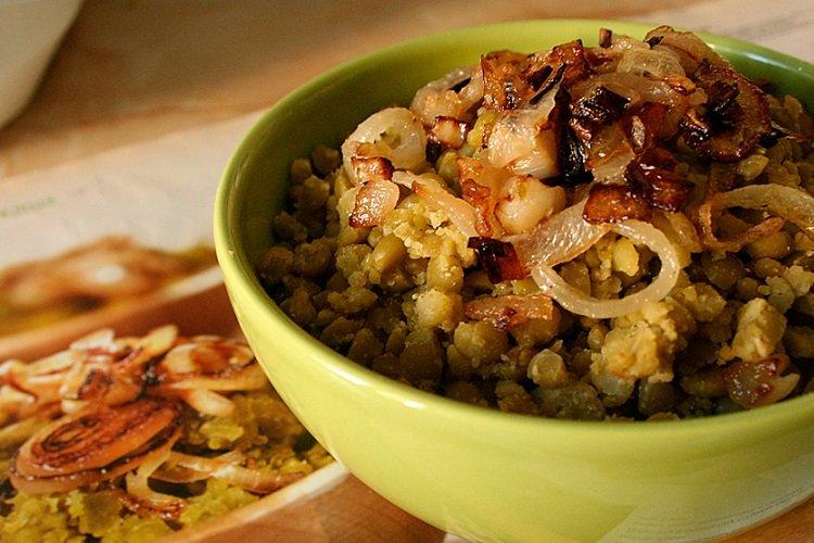 Bouillie de pois avec oignons frits