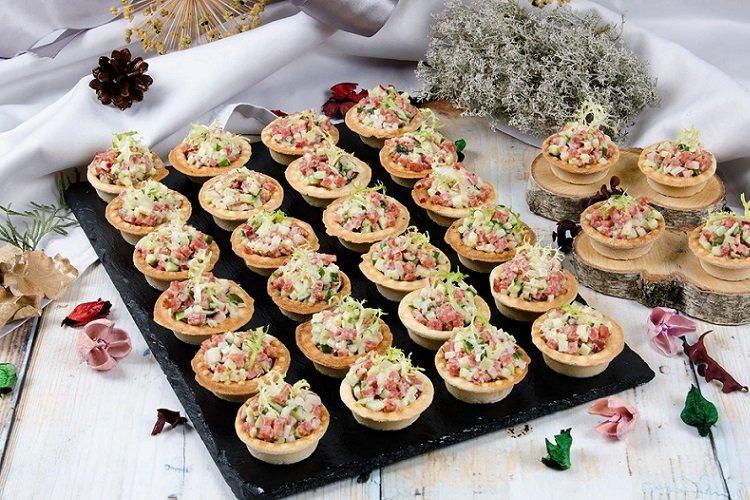 Tartelettes au cervelat et concombre frais