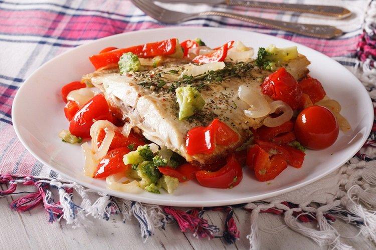 Flet au four avec tomates et basilic