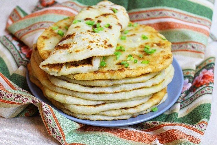 Tortillas aux pommes de terre dans une poêle