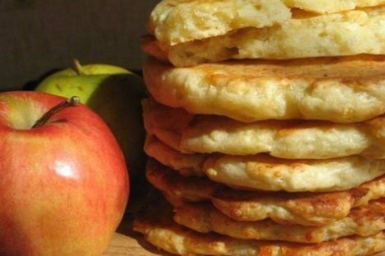 Tortillas aux pommes et cannelle dans une poêle