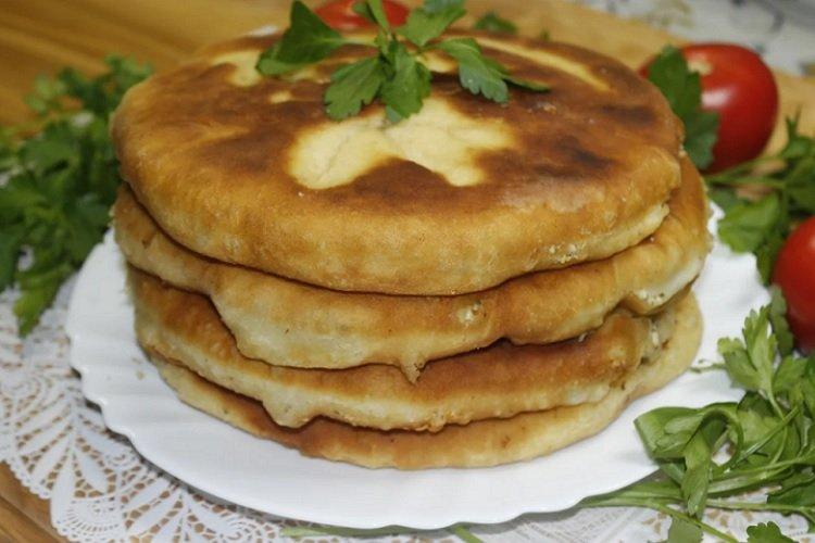 Tortillas frites sur kéfir avec du beurre