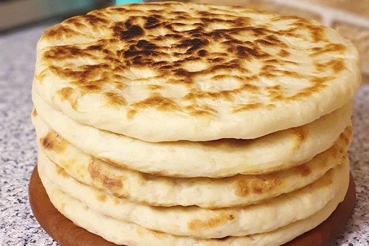 Gâteaux de blé et de riz dans une casserole