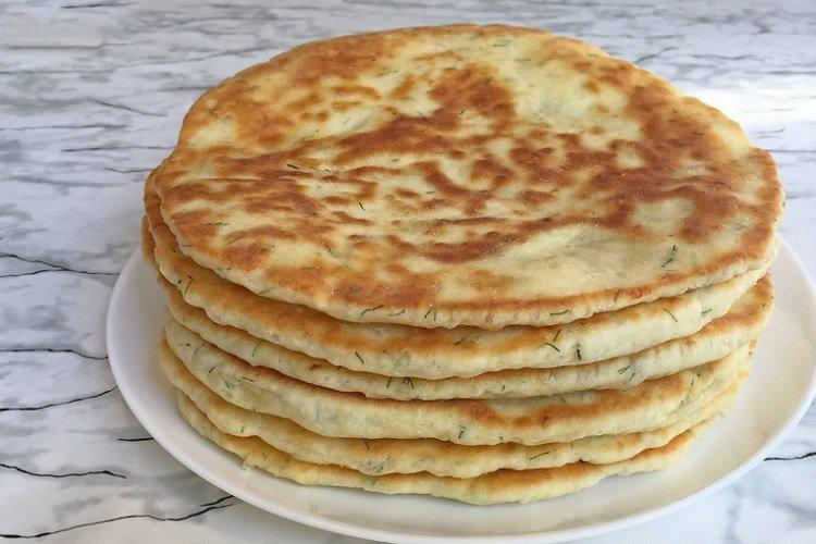Tortillas frites sur kéfir aux herbes