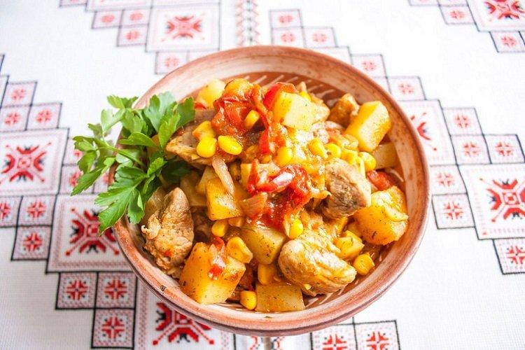 Ragoût de porc avec pommes de terre et maïs