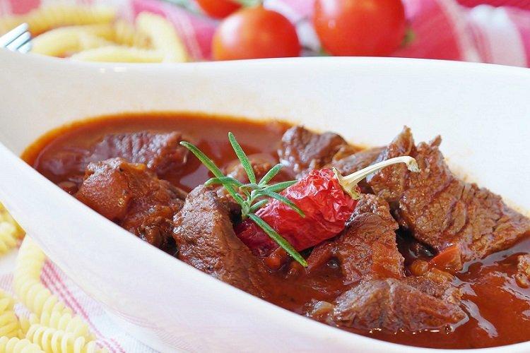 Porc mijoté au jus de tomate