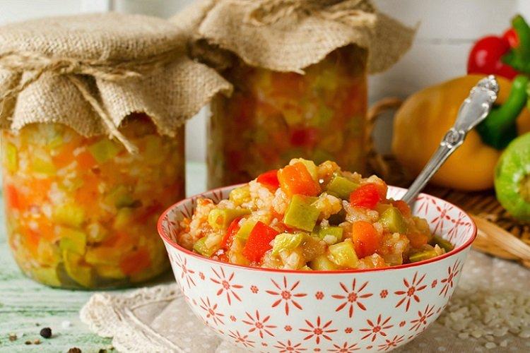 Courgettes avec du riz pour l'hiver