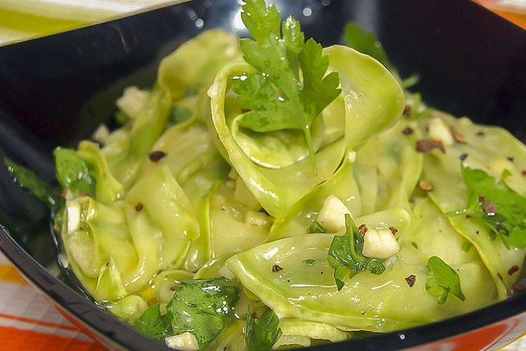 Courgettes marinées au miel et à l'ail