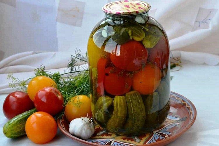 Concombres marinés aux tomates