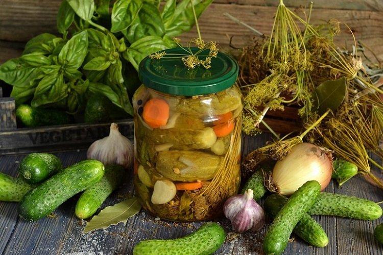 Concombres aux oignons et carottes pour l'hiver