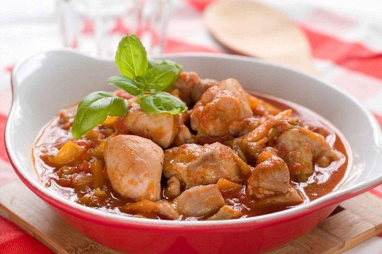 Poulet mijoté à la tomate et à la crème sure