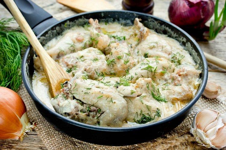 Poulet mijoté à la crème sure