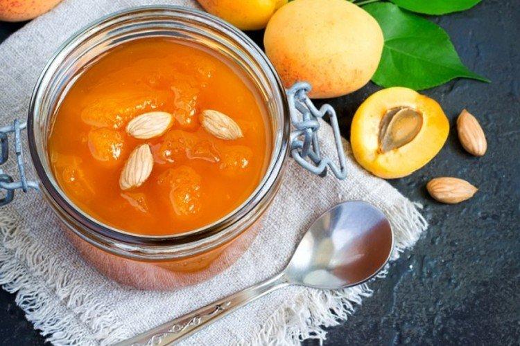 Confiture d'abricots aux graines