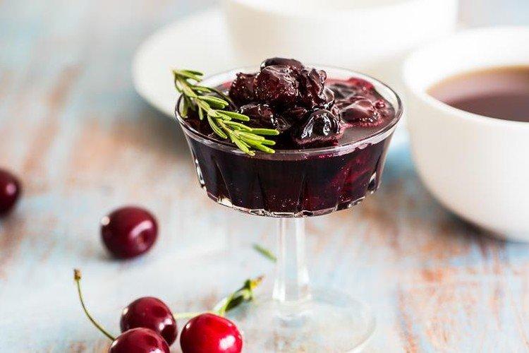 Confiture de cerises au miel et au romarin