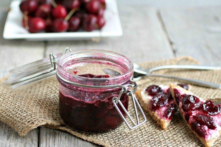 Confiture de cerises aux noix