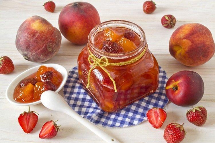 Confiture de fraises et de pêches pour l'hiver