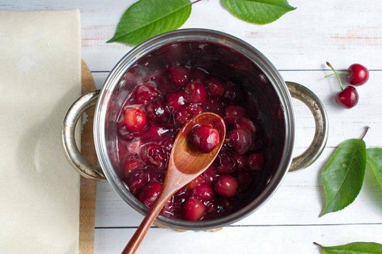 Cerises aux zestes d'orange dans leur jus
