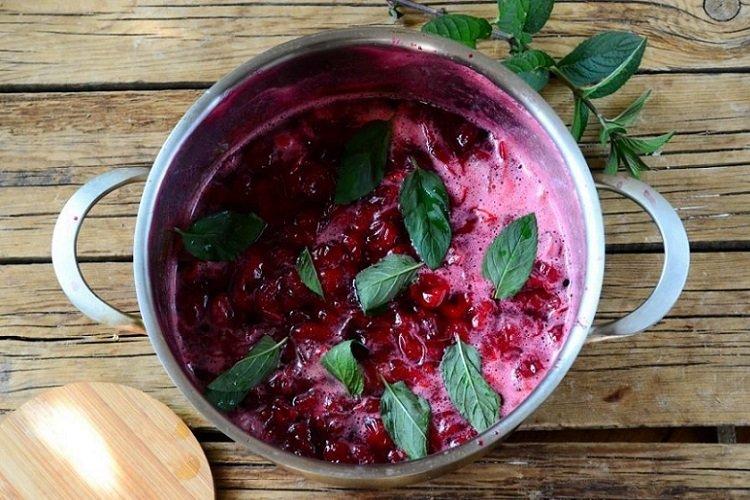 Cerises à la menthe dans leur jus