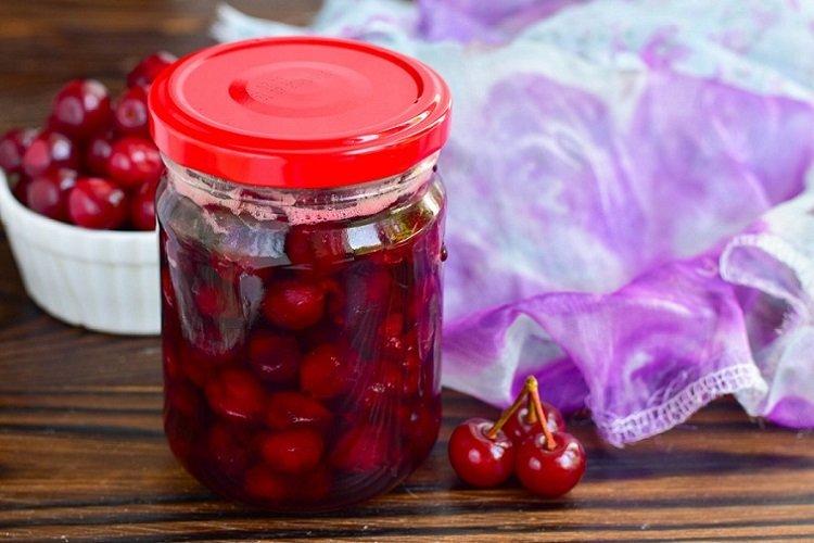 Cerises avec des graines dans leur propre jus