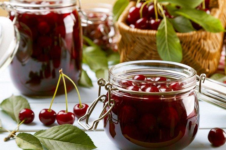 Cerises au jus de citron pour l'hiver
