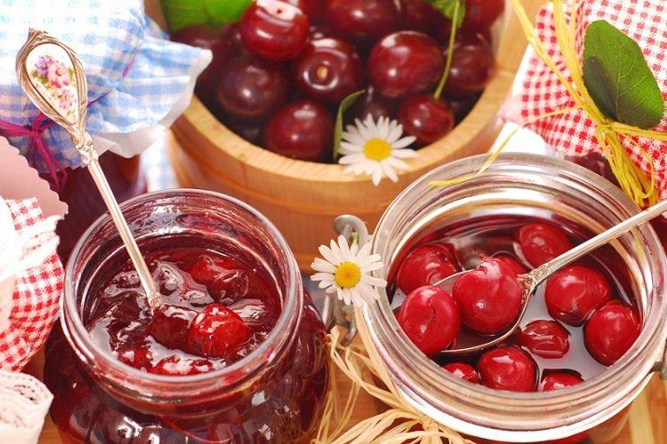 Cerises à la cannelle dans leur propre jus