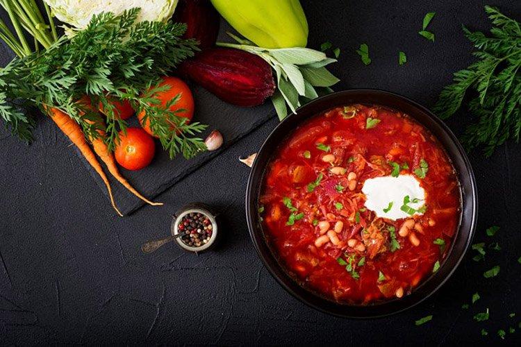 Bortsch aux haricots, chili et viandes fumées