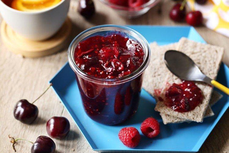 Confiture de framboises et cerises