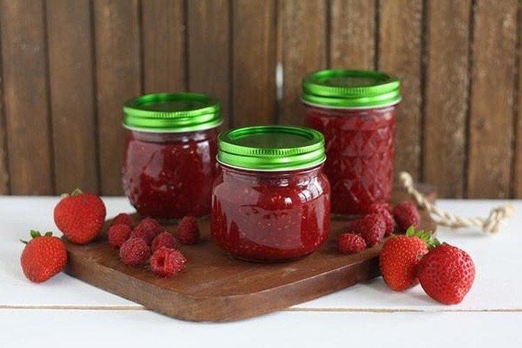 Confiture de framboises et fraises