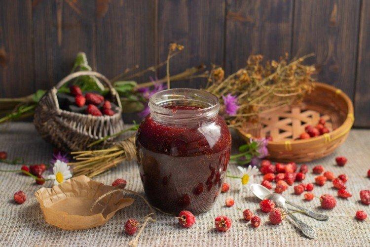Confiture de baies de forêt pilée