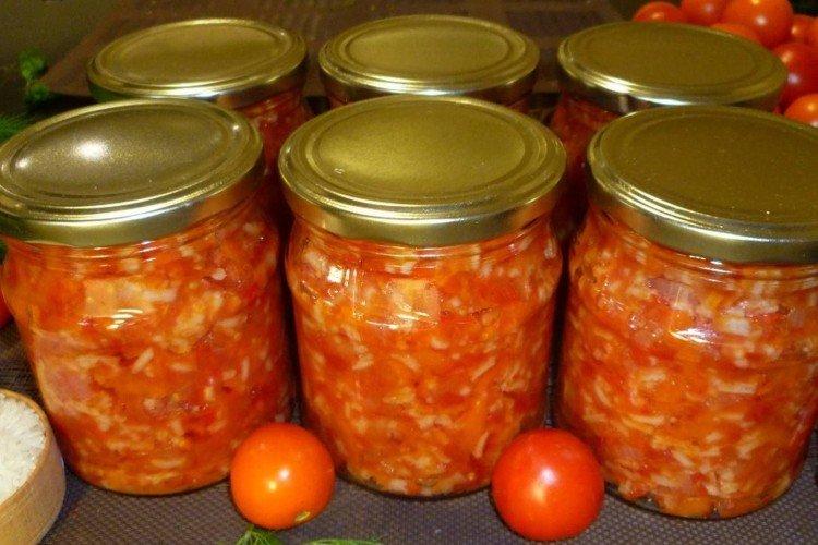 Salade de poivrons doux avec du riz pour l'hiver