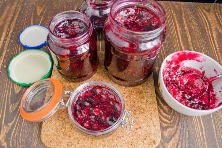 Confiture de cassis et fraises