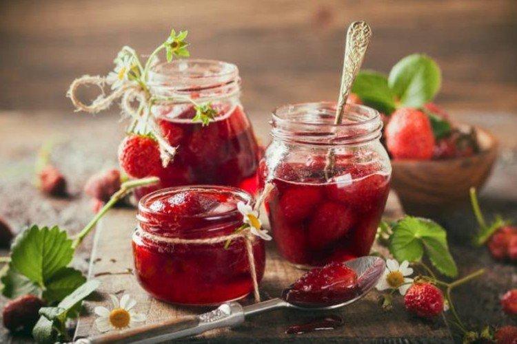 Confiture de fraises et fraises