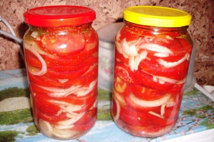Salade de tomates et oignons pour l'hiver