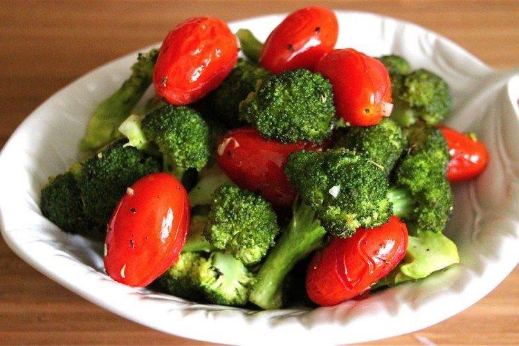 Salade de tomates au brocoli pour l'hiver