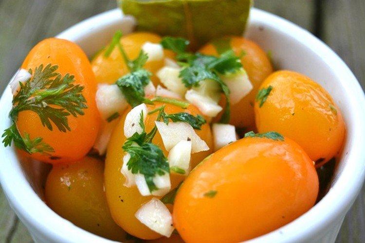Salade de tomates jaunes pour l'hiver